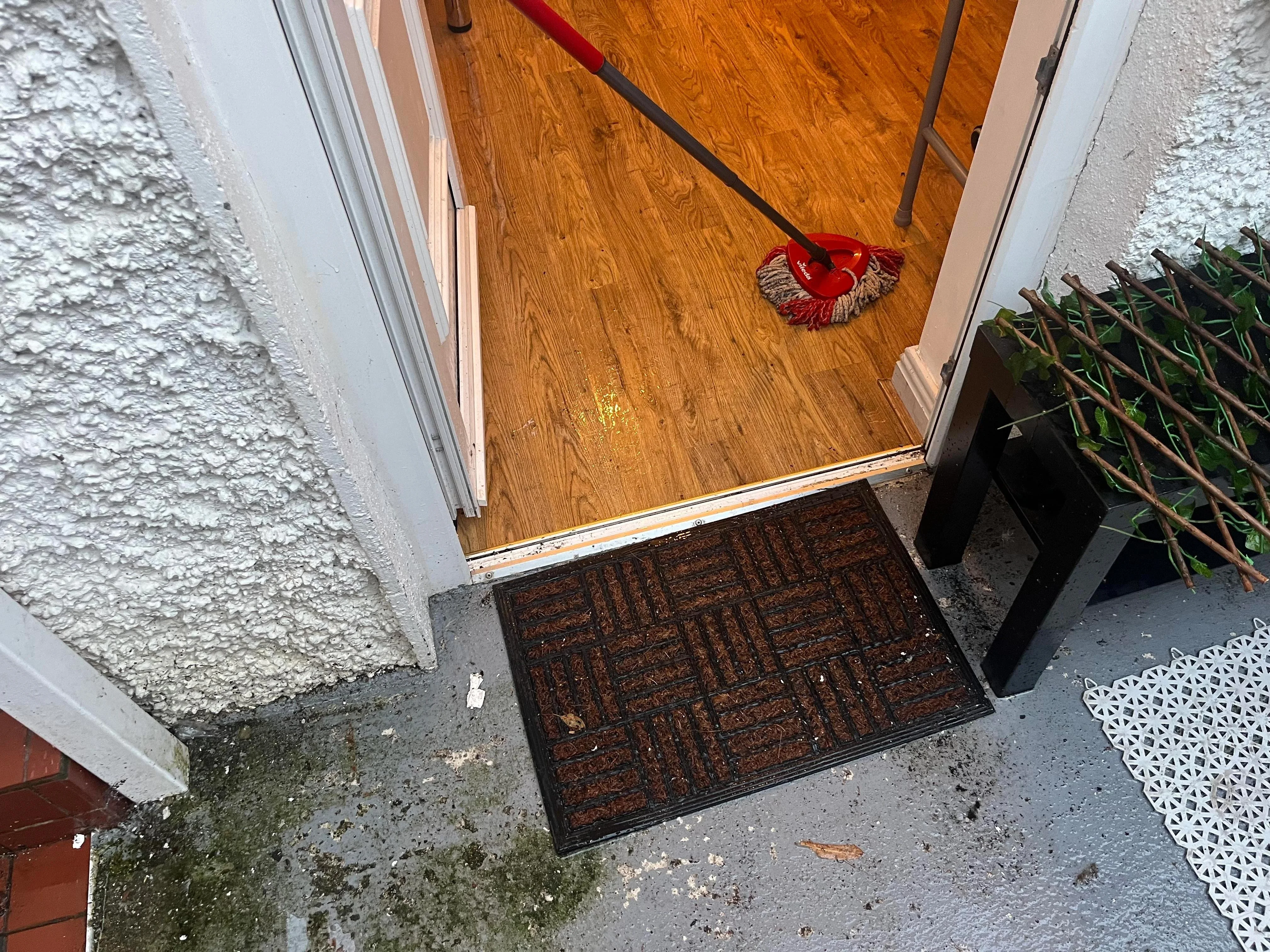 De ce curge apa pe pragul interior al usii termopan si cum poti preveni infiltratiile ?