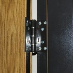 Cu ce se Curata Folia de pe Usa Metalica ?