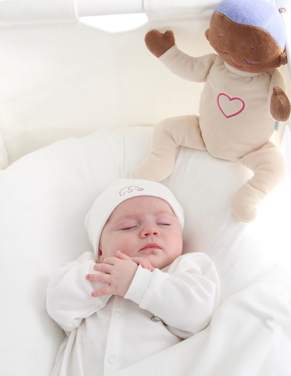 Papusa Lulla chiar ajuta bebelusii sa doarma mai bine?
