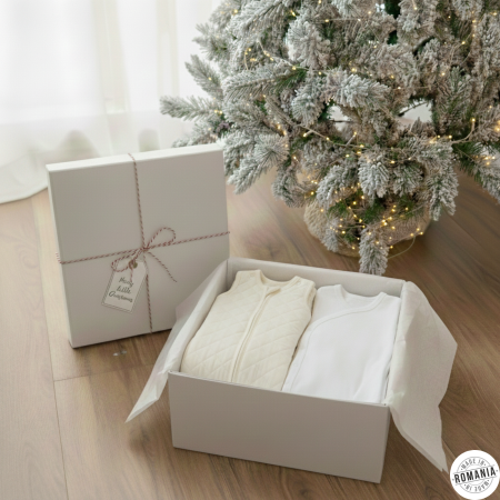 Cadouri - Set cadou "Vis de iarnă" - Sac de dormit matlasat și salopetă delicată