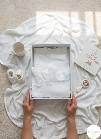 Cadouri - Set complet bebeluș: păturică din muselină cu volan și 4 articole bumbac hipoalergenic alb