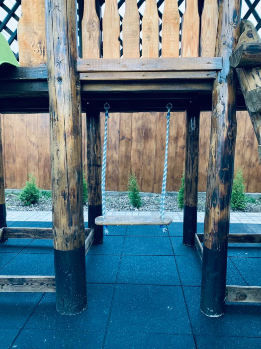 Loc de joacă din lemn masiv – bucuria copiilor și un plus de eleganță pentru grădina ta [3]