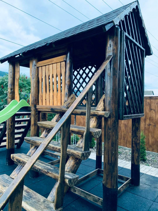 Loc de joacă din lemn masiv – bucuria copiilor și un plus de eleganță pentru grădina ta [5]