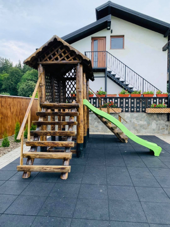 CASA&GRADINA - Loc de joacă din lemn masiv – bucuria copiilor și un plus de eleganță pentru grădina ta