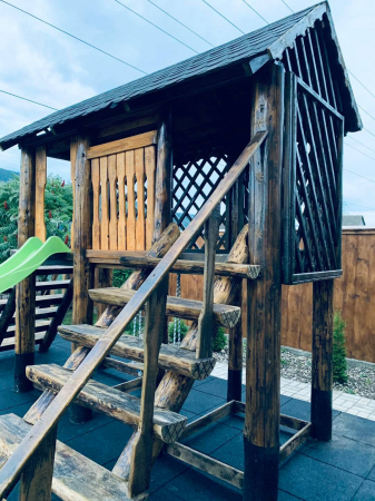 Loc de joacă din lemn masiv – bucuria copiilor și un plus de eleganță pentru grădina ta [4]
