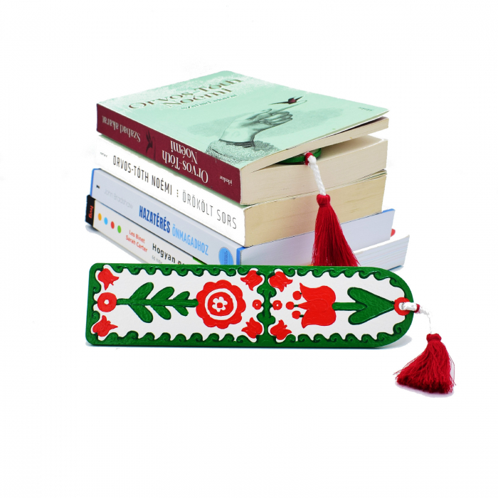 semn-de-carte-din-lemn-pictat-manual-cu-motive-traditionale-verde-rosu [1]