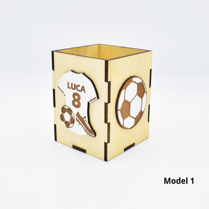 suport-din-lemn-pentru-creioane-personalizat-fotbal [1]