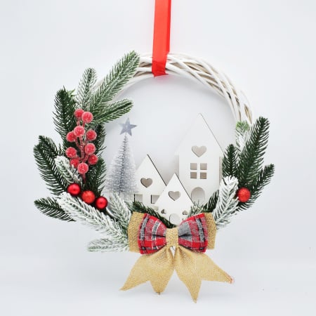 Decoratiuni usa intrare - coronita-usa-craciun-casute