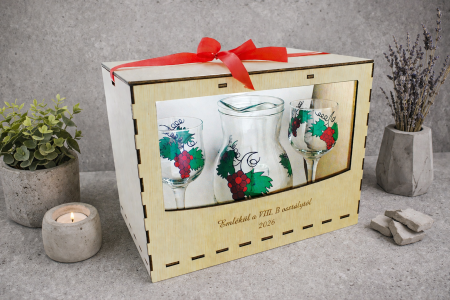Cutii din lemn pentru vin - cutie-cadou-personalizata-cu-pahare-si-carafa-pentru-vin