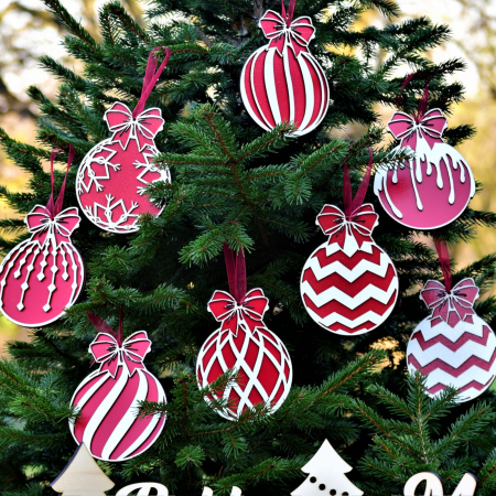 Decoratiuni CRACIUN personalizate - set-globuri-de-craciun-din-lemn-rosu-alb