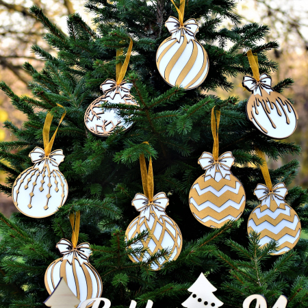 Decoratiuni CRACIUN personalizate - set-globuri-de-craciun-din-lemn-alb-auriu