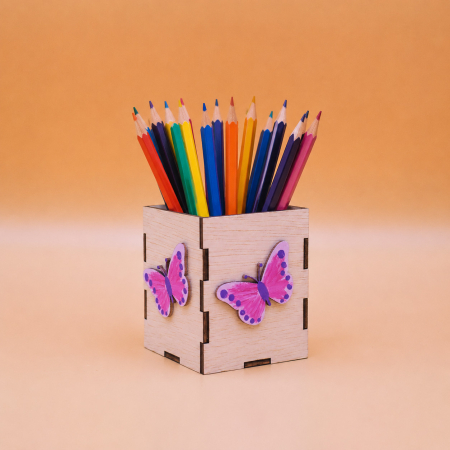 Camera copilului - suport-din-lemn-pentru-creioane-personalizat-fluture