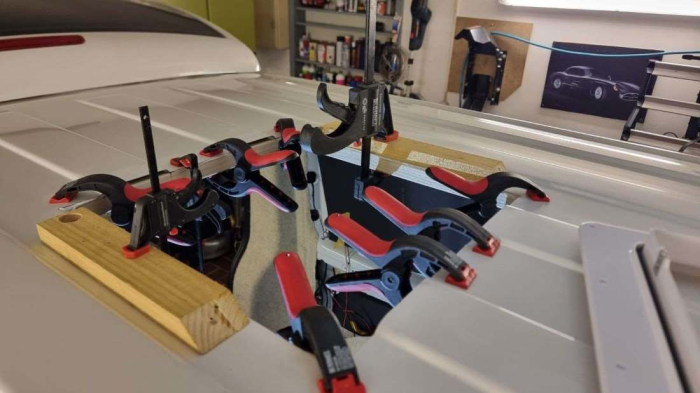 Fereastră de mansardă Super Fan cu ventilator, telecomandă, plasă antiinsecte și jaluzele opace 360×360 mm [20]