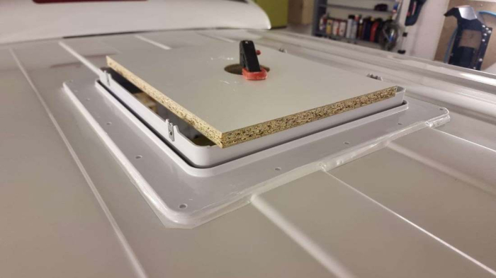 Fereastră de mansardă Super Fan cu ventilator, telecomandă, plasă antiinsecte și jaluzele opace 400×400 mm (Generația 3.0) [18]