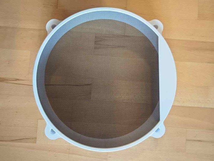 Fereastră de mansardă Super Fan cu ventilator, telecomandă, plasă antiinsecte și jaluzele opace 400×400 mm (Generația 3.0) [17]