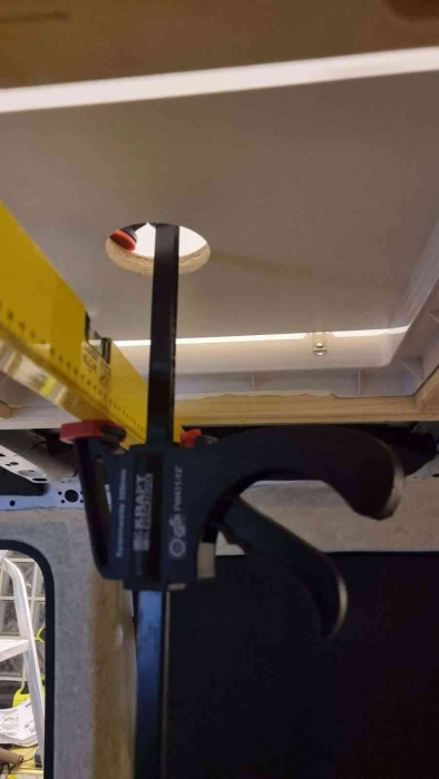 Fereastră de mansardă Super Fan cu ventilator, telecomandă, plasă antiinsecte și jaluzele opace 400×400 mm (Generația 4) [19]