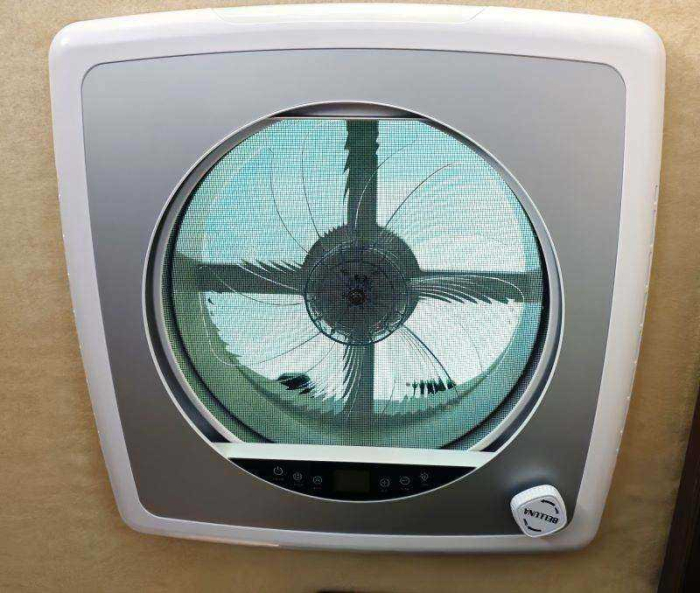 Fereastră de mansardă Super Fan cu ventilator, telecomandă, plasă antiinsecte și jaluzele opace 400×400 mm (Generația 4) [10]