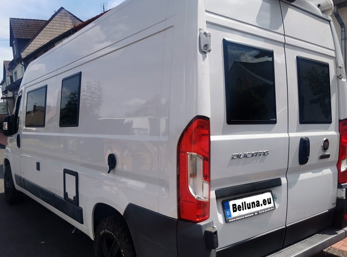 Fereastră tip copertină (cu perete dublu, montată încastrat, 3 rame) cu jaluzele [24]