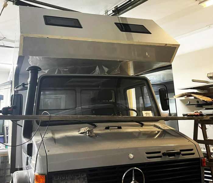 Fereastră tip copertină (cu perete dublu, montată încastrat, 3 rame) cu jaluzele [18]