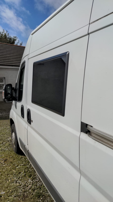 Fereastră tip copertină (cu perete dublu, montată încastrat, 3 rame) cu jaluzele [3]