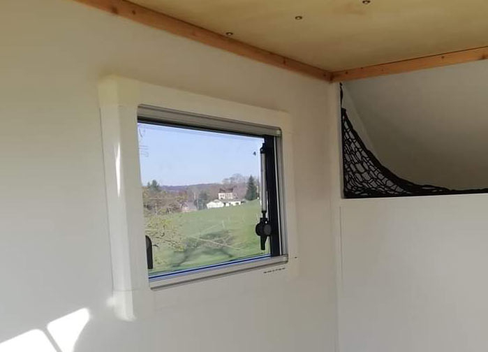 Fereastră tip copertină (cu perete dublu, montată încastrat, 3 rame) cu jaluzele [15]