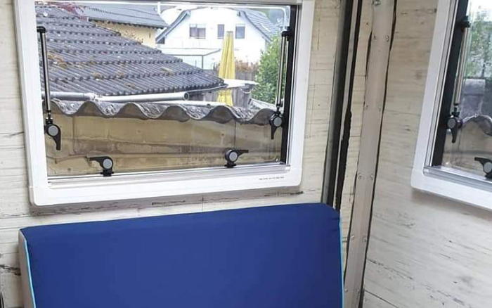 Fereastră tip copertină (cu perete dublu, montată încastrat, 3 rame) cu jaluzele [14]