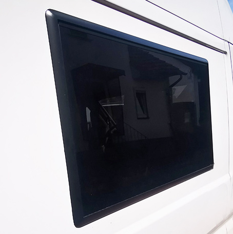 Fereastră tip copertină (cu perete dublu, montată încastrat, 3 rame) cu jaluzele [30]