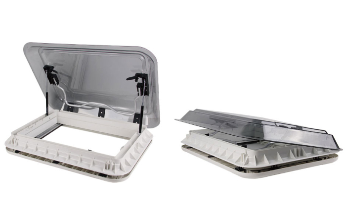 Trapă de acoperiș cu geam termopan, iluminare, plasă de insecte și jaluzele opace, standard 700×500 [7]