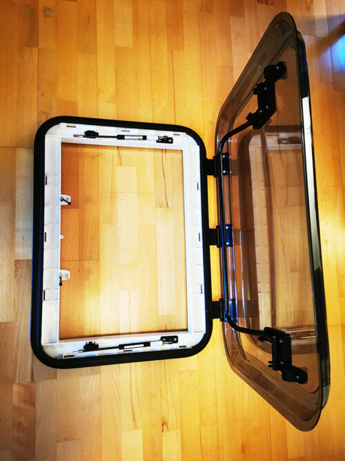 Trapă de plafon cu geam termopan, iluminare, plasă de insecte și jaluzele opace [18]