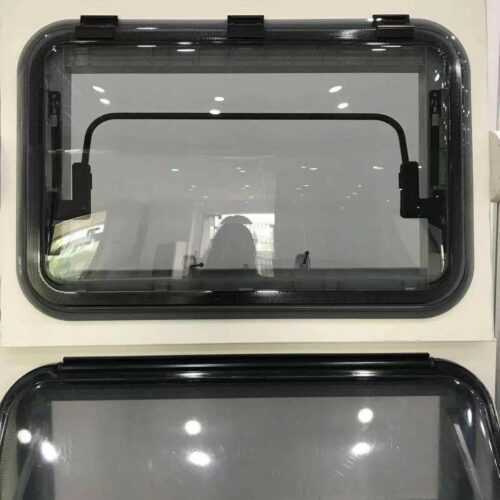 Trapă de plafon cu geam termopan, iluminare, plasă de insecte și jaluzele opace [5]