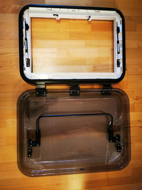 Trapă de plafon cu geam termopan, iluminare, plasă de insecte și jaluzele opace [16]