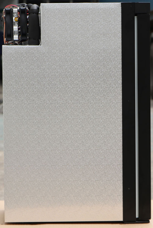 105 litri ÎxLxA: 81×47,5×53 cm cu compartiment congelator versiunea a 2-a [16]