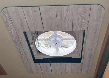 Fereastră de mansardă Super Fan cu ventilator, telecomandă, plasă antiinsecte și jaluzele opace 360×360 mm [21]