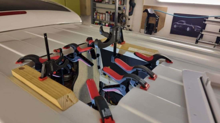 Fereastră de mansardă Super Fan cu ventilator, telecomandă, plasă antiinsecte și jaluzele opace 400×400 mm (Generația 3.0) [19]