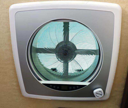 Fereastră de mansardă Super Fan cu ventilator, telecomandă, plasă antiinsecte și jaluzele opace 400×400 mm (Generația 4) [9]
