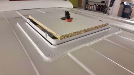 Fereastră de mansardă Super Fan cu ventilator, telecomandă, plasă antiinsecte și jaluzele opace 400×400 mm (Generația 4) [17]