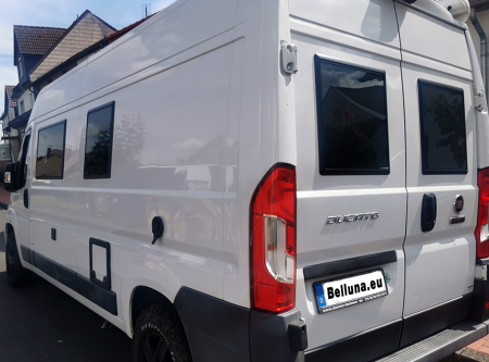 Fereastră tip copertină (cu perete dublu, montată încastrat, 3 rame) cu jaluzele [23]