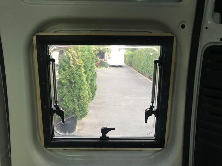 Fereastră tip copertină (cu perete dublu, montată încastrat, 3 rame) cu jaluzele [12]