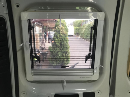 Fereastră tip copertină (cu perete dublu, montată încastrat, 3 rame) cu jaluzele [11]