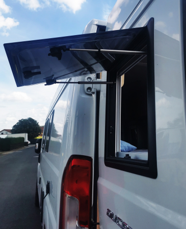 Fereastră tip copertină (cu perete dublu, montată încastrat, 3 rame) cu jaluzele [28]