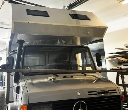 Fereastră tip copertină (cu perete dublu, montată încastrat, 3 rame) cu jaluzele [17]