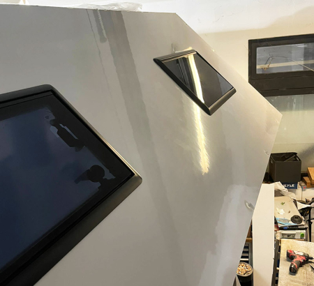 Fereastră tip copertină (cu perete dublu, montată încastrat, 3 rame) cu jaluzele [18]