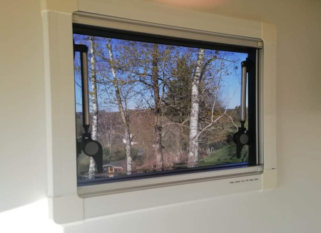 Fereastră tip copertină (cu perete dublu, montată încastrat, 3 rame) cu jaluzele [15]