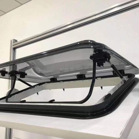 Trapă de plafon cu geam termopan, iluminare, plasă de insecte și jaluzele opace [1]