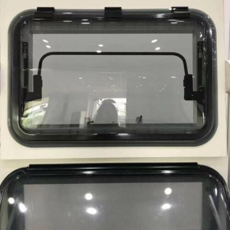 Trapă de plafon cu geam termopan, iluminare, plasă de insecte și jaluzele opace [4]