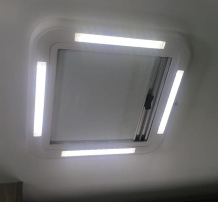 Trapă de plafon cu geam termopan, iluminare, plasă de insecte și jaluzele opace [9]