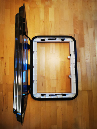 Trapă de plafon cu geam termopan, iluminare, plasă de insecte și jaluzele opace [16]