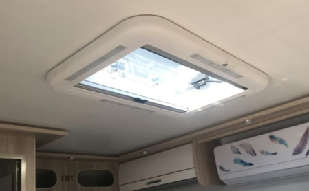 Trapă de plafon cu geam termopan, iluminare, plasă de insecte și jaluzele opace [10]