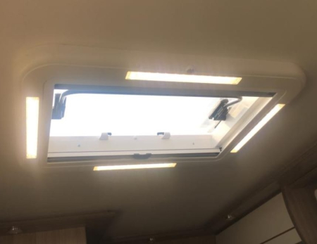 Trapă de plafon cu geam termopan, iluminare, plasă de insecte și jaluzele opace [8]