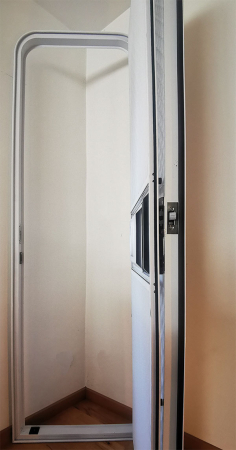 Ușă de intrare pentru rulotă/autorulotă/remorcă 580 x 1930 mm [11]